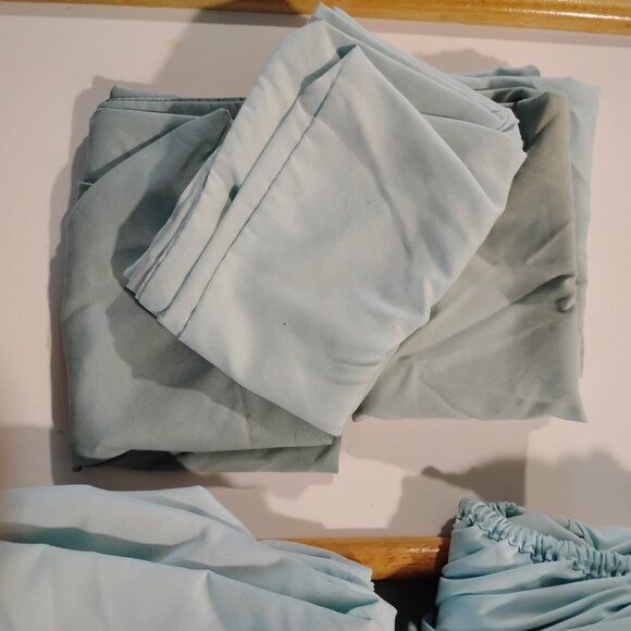 SWEETHOME MICRO FIBER DEEP POCKET QUEEN SIZE 100% POLYESTER LIGHT AQUA SHEET SET - Picture 3 of 6